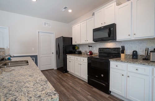 Charlotte House | Inviting 5 BD Retreat with Spa & Kitchen, Near Uptown