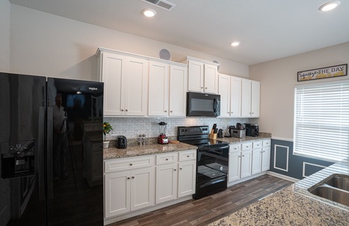 Charlotte House | Inviting 5 BD Retreat with Spa & Kitchen, Near Uptown
