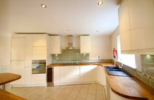 Peterborough House | Spacious 5-Bed House in Peterborough with Great Amenities