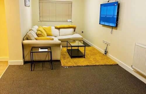 Peterborough House | Spacious 5-Bed House in Peterborough with Great Amenities