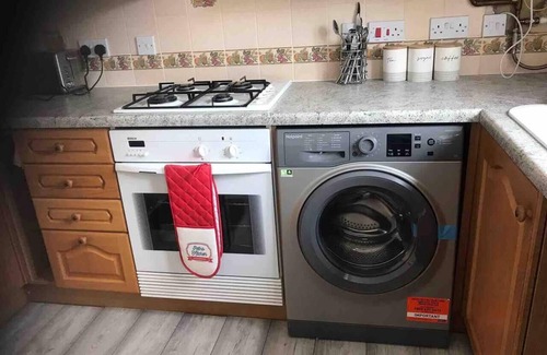 Northumberland Heath House | Elegant 5-Bed House in Erith with Breakfast & Family-Friendly Amenities