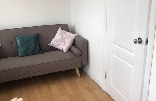 Northumberland Heath House | Elegant 5-Bed House in Erith with Breakfast & Family-Friendly Amenities
