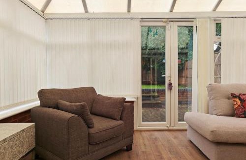 Solihull Apartment | Pet-Friendly 5-Bedroom House in Solihull - Rated 10/10