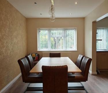 Solihull Apartment | Pet-Friendly 5-Bedroom House in Solihull - Rated 10/10
