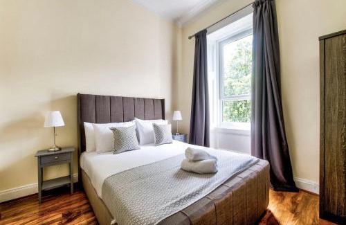 Pollokshields Apartment | Modern 5-Bedroom Apartment Near City Centre and SEC