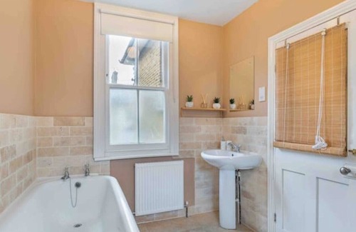 Tottenham Green House | Stunning 5 Bedroom House with Garden and Parking