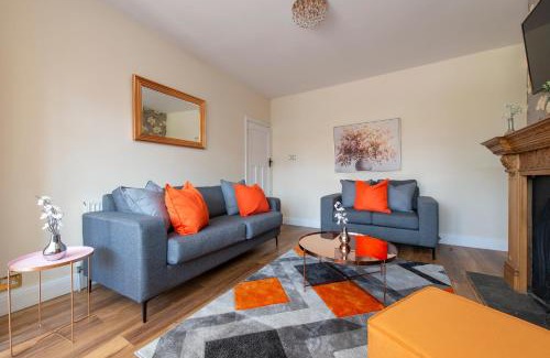 Shirley House | Family-Friendly 5 Bedroom Getaway with Hot Tub in Croydon