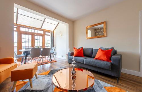 Shirley House | Family-Friendly 5 Bedroom Getaway with Hot Tub in Croydon