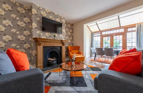 Shirley House | Family-Friendly 5 Bedroom Getaway with Hot Tub in Croydon