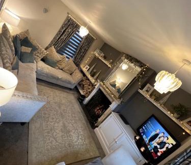 Pershore House | Guest Rated 10/10: Victorian Home with Hot Tub Access