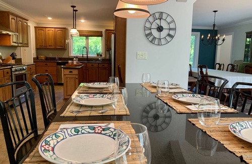 West Hartford House | Ideal 6 BR Retreat with Hot Tub, Pool Table & Ocean View