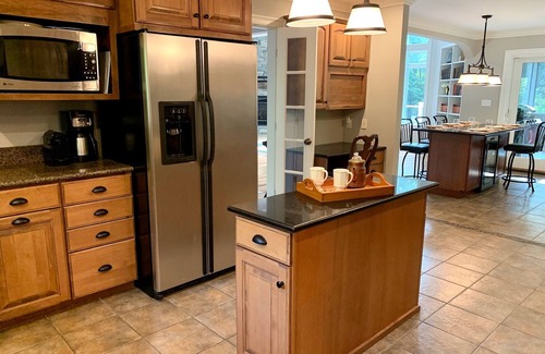 West Hartford House | Ideal 6 BR Retreat with Hot Tub, Pool Table & Ocean View