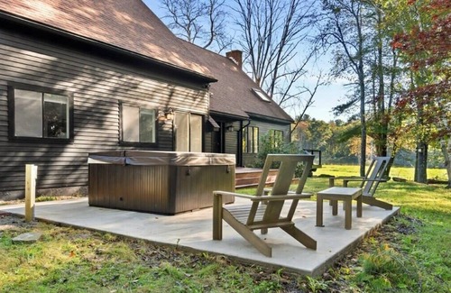 North Egremont House | Stunning 6-BR Country Home 10-min to Catamount