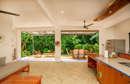 Samara Villa | Stunning 6-Villa Retreat - Walking Distance to Town and Beach