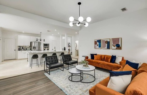 Rowlett House | Ideal 6BR Home with Pool - Perfect for Large Gatherings