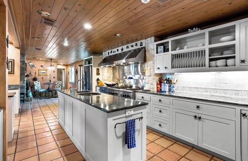 Paleface Lake Country Estates House | Family Reunion Haven: 7 BDR Home with Pool & Lake View