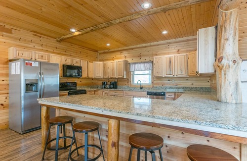 Rockbridge Cabin | Inviting 7-Bedroom Lodge with Private Pool Near Cantwell Cliffs