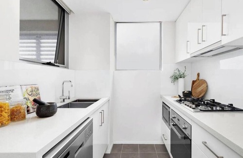 Roseville Apartment | Modern Apartment Steps from Chatswood Hub with Breakfast