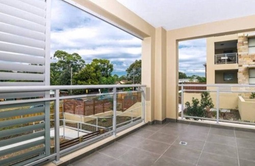 Roseville Apartment | Modern Apartment Steps from Chatswood Hub with Breakfast