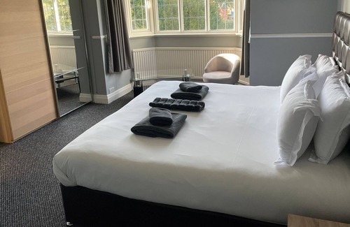 Loughborough House | Tranquil 6-Bedroom House with Pet-Friendly Amenities