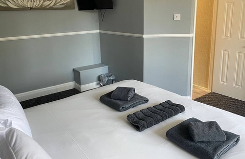 Loughborough House | Tranquil 6-Bedroom House with Pet-Friendly Amenities