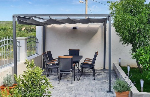 Donje Rastane Apartment | Escape to a Relaxing Oceanfront Apartment by the Sea
