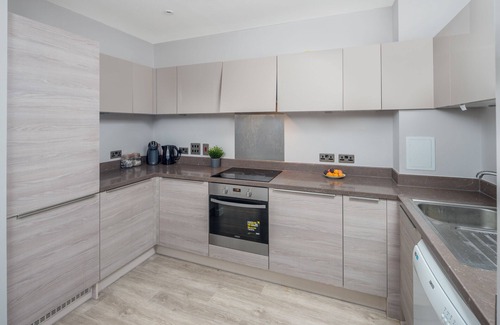 Fairfield Apartment | Cozy Apartment Steps from East Croydon Station with Spa