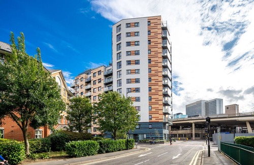 Fairfield Apartment | Cozy Apartment Steps from East Croydon Station with Spa