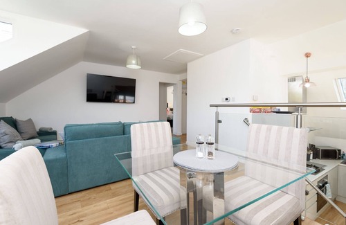 West Looe House | Beautiful Apartment with Ocean View and Pool in Looe Bay