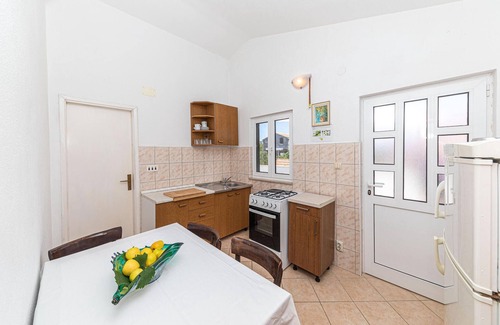 Drvenik Mali Apartment | Embrace Tranquility in an Oceanfront Vacation Apartment