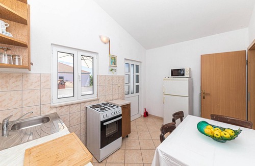 Drvenik Mali Apartment | Embrace Tranquility in an Oceanfront Vacation Apartment