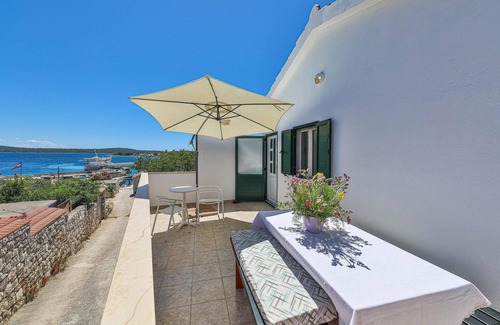 Drvenik Mali Apartment | Embrace Tranquility in an Oceanfront Vacation Apartment