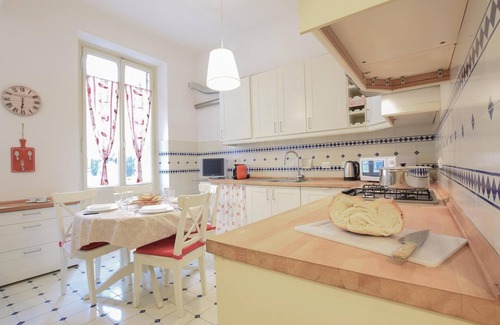 Albaro Apartment | Chic Apartment with Oceanfront Views and Spa Amenities