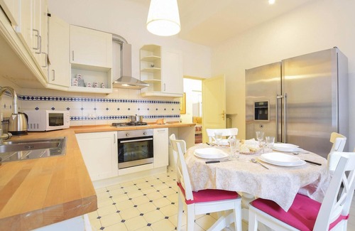 Albaro Apartment | Chic Apartment with Oceanfront Views and Spa Amenities