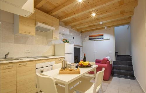 Peschiera Maraglio Apartment | Pet-Friendly Apartment in Monte Isola with Kitchen Amenities