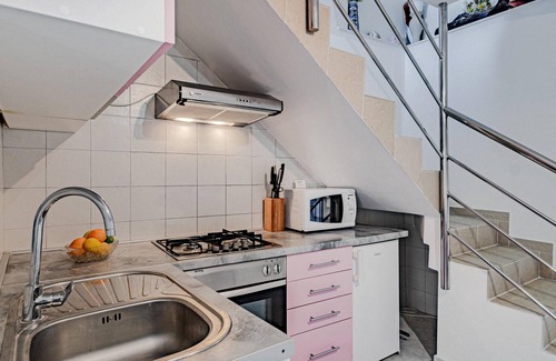 Racisce Apartment | Cozy 1 Bedroom Retreat with Oceanfront Views in Racisce