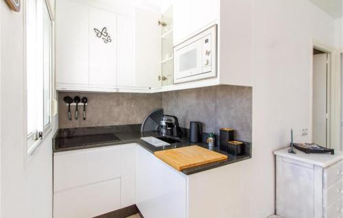 La Siesta Apartment | Elegant 2 Bedroom Apartment with Pool in Torrevieja