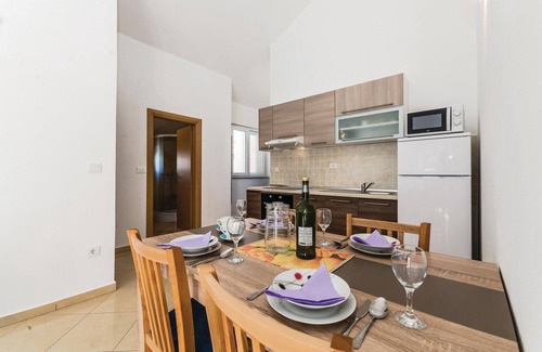 Vlasici Apartment | Cozy 1 Bedroom Retreat in Vlasici with Ocean Views