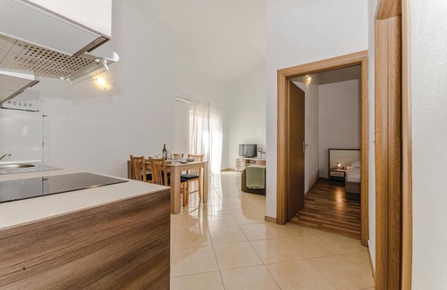 Vlasici Apartment | Cozy 1 Bedroom Retreat in Vlasici with Ocean Views