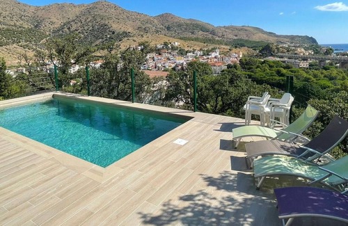 Colera Apartment | Family-Friendly Apartment Colera with Pool and Spa Access