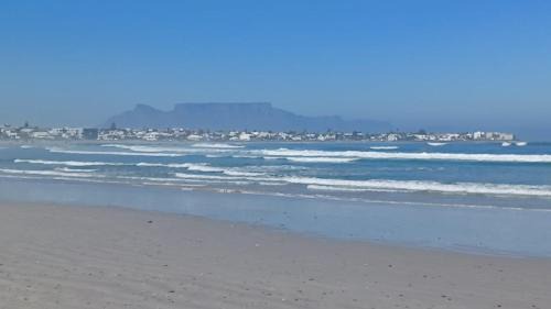 Melkbosstrand Apartment | Oceanfront Apartment with Incredible Views of Table Mountain