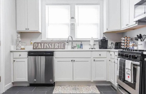 Libertyville Apartment | Modern Downtown Libertyville Apartment with 3 King Beds