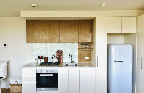 South Yarra Apartment | Scenic Bay Views & Central South Yarra Stay with Spa