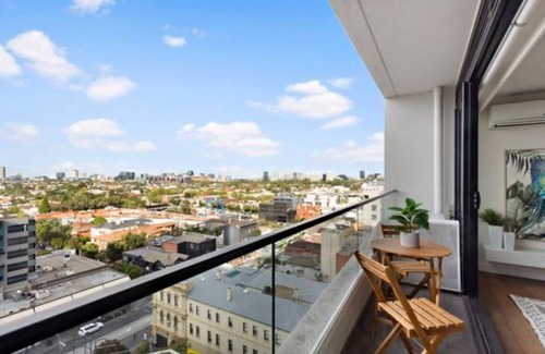 South Yarra Apartment | Scenic Bay Views & Central South Yarra Stay with Spa