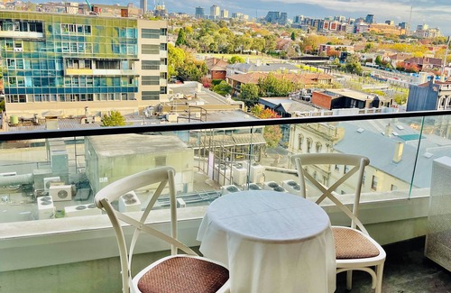 South Yarra Apartment | Scenic Bay Views & Central South Yarra Stay with Spa