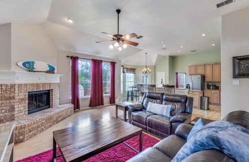 Denton House | Stunning Backyard with Pool & Spa : Pool Table & Grand Piano : Great Location