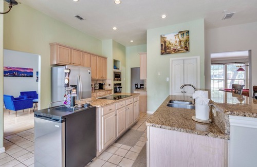 Denton House | Stunning Backyard with Pool & Spa : Pool Table & Grand Piano : Great Location