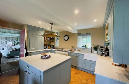 Chwilog House | Idyllic Barn with Heated Pool & Tennis Court Awaits You