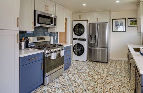 Kensington House | Top-Rated Bay-View Getaway with Spa & Breakfast in Kensington!