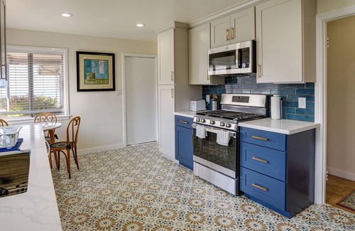 Kensington House | Top-Rated Bay-View Getaway with Spa & Breakfast in Kensington!